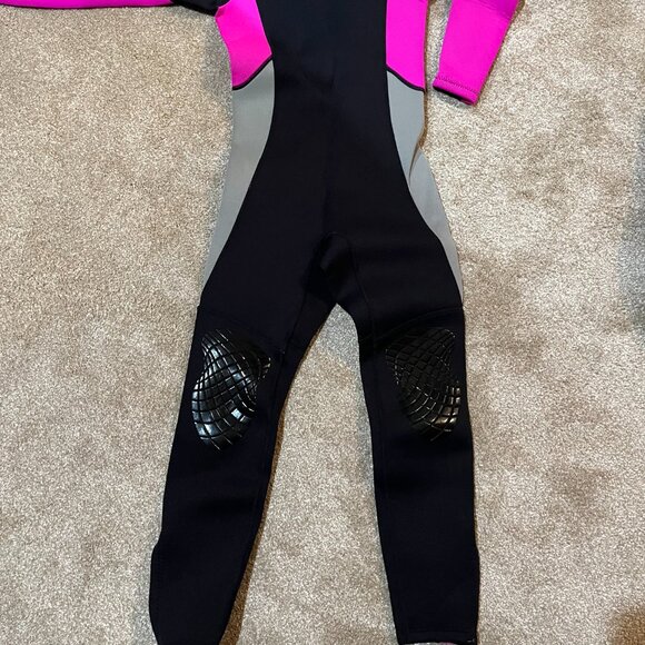 Girl's 3MM Wetsuit. Like NEW... Perfect Condition... - Picture 6 of 9